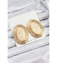 Pirinç Mermer Desenlli Bej Sedef Oval Vintage Model Gold Renk Kadın Küpe (Altın)