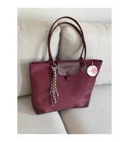 BAGLOVİS CHARM DETAYLI BÜYÜK BOY TOTE ÇANTA EN40 BOY30 (Bordo)