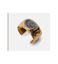 Kadın Gold Renk Geniş Kelepçe Bileklik Siyah Taş Detaylı Vintage Desenli Cuff Bilezik