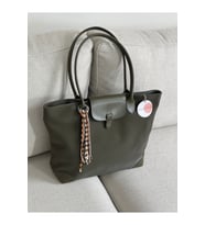 BAGLOVİS CHARM DETAYLI BÜYÜK BOY TOTE ÇANTA EN40 BOY30 (Haki)