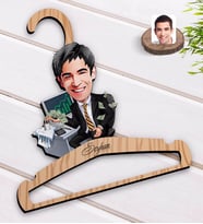 BK Gift Kişiye Özel Erkek Bankacı Karikatürlü Standart Boy Ahşap Elbise Askısı-3