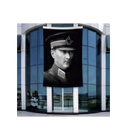 Askeri Kıyafeti ile Mustafa Kemal Atatürk Poster Bayrak Raşel Kumal 4x6 metre ATA44