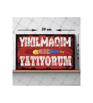 Yıkılmadım Yatıyorum Yazılı Baskılı Vintage Tablo (Çok Renkli)