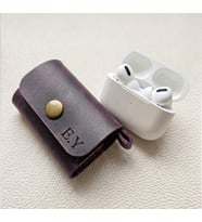 Kişiye Özel Baş Harf Baskılı , El Yapımı Hakiki Deri AirPods 1 & 2 Uyumlu Deri Kılıf (Mor)