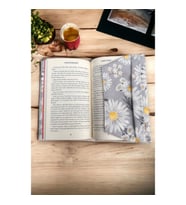 Ayarlanabilir Kitap Kılıfı - Papatya Desenli Kitap Koruyucu Kılıf - Su Geçirmez Yıkanabilir Kumaş