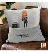 BK Gift Kişiye Özel Kadın Mühendis Karikatür Tasarımlı Organizer Kumanda ve Atıştırmalık Cepli Gri Kırlent Yastık- 1 Arkadaşa Hediye, Cepli Yastık