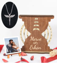 Aşkımızın Tarihi (Tarih Ayarlayıcı) & Kişiye Özel Fotoğraflı Tutucu & Gümüş Renk Melek Kolye