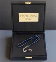 Kişiye Özel Ateş Kehribar Harfli Tesbih – Premium Kutulu Hediye Tesbih Seti - Sertifikalı Kehribar Tesbih (Mavi-Siyah)