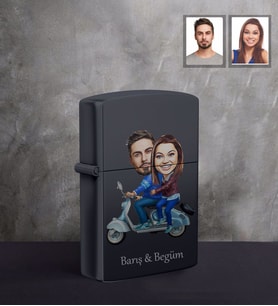 Kişiye Özel Vespa Motorcu Sevgili Karikatürlü UV Baskılı Siyah Benzinli Çakmak Mod-2