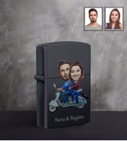 Kişiye Özel Vespa Motorcu Sevgili Karikatürlü UV Baskılı Siyah Benzinli Çakmak Mod-2