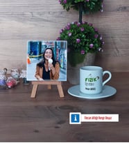 Fizik Öğretmeni Fotoğraflı Dekoratif Taş, Ahşap Altlıklı Türk Kahvesi Fincanı Hediye Öğretmenler Günü Hediyesi (Model 2)
