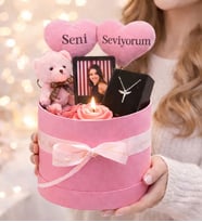 Kişiye Özel Seni Seviyorum Tasarımlı Fotoğraflı,Pembe Mum,Melek Kolye Ve Peluş Ayıcık Buketi