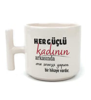 Her Güçlü Kadının Arkasında Baskılı Kadınlar Günü Beyaz Kulplu T Kupa