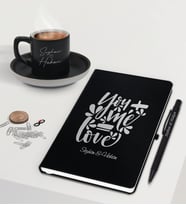 BK Gift Sevgililere Özel İsimli Siyah Defter Kalem ve Türk Kahvesi Fincanı Hediye Seti-10,  Sevgiliye Hediye, Sevgililer Günü, Yeni İş Hediyesi