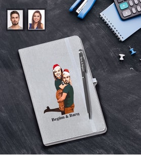 Kişiye Özel Yılbaşı Sevgili Karikatürlü Gri Defter Kalem Hediye Seti Model-6