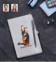 Kişiye Özel Yılbaşı Sevgili Karikatürlü Gri Defter Kalem Hediye Seti Model-6