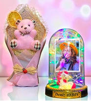 Sizlere Özel İsimli Fotoğraflı Renkli Led Işıklı Fanus ve Pembe Peluş Ayıcık Buketi (Model 10)