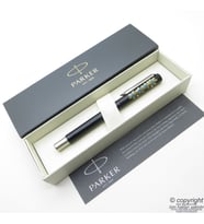 Parker Vector Sanatsal Çizimli Dolma Kalem  Benzersiz üründür. Yalnızca bir adet bulunmaktadır (Karışık)