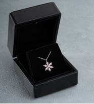 925 Ayar Işıklı Kutuda Gümüş Pembe Taşlı Lotus Kamelya Çiçeği Kolye