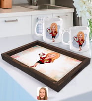 BK Gift Kişiye Özel Kadın Emlakçı Karikatürlü Doğal Ahşap Tepsi ve 2’li Kupa Bardak Seti-2