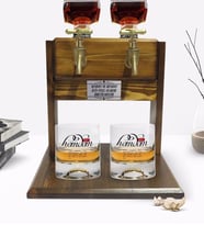 BK Gift Kişiye Özel Renkli Baskılı Mânâ Hemdem Tasarımlı İkili Viski Bardağı ve Çift Musluklu Doğal Ahşap Viski Standı-1 (Model 1)