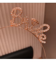 Rose Gold Renkli Taşlı “Bride” Gelin Tacı – El Yazısı Yazı Tipiyle