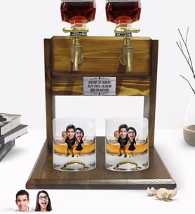 BK Gift Kişiye Özel Renkli Baskılı Sevgililer Karikatürlü İkili Viski Bardağı ve Çift Musluklu Doğal Ahşap Viski Standı-18 (Model 1)