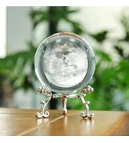 Ay Desenli Kristal Küre Dekoru – Metal Standlı Şık Masa Süsü