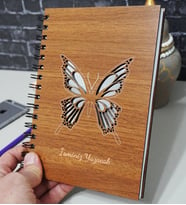Kişiye Özel Kelebek Desenli Ahşap Kapaklı Defter - Ajanda - İsme Özel - A5 60 Yaprak (120 SAYFA) Hediyelik (Gümüş)
