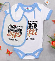 BK Kids Kişiye Özel Mommy Needs A Coffe Tasarımlı Mavi Bebek Body Zıbın ve Mama Önlüğü Hediye Seti