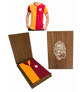 GALATASARAY METİN OKTAY FORMA HEDİYE ASLAN AHŞAP KUTULU (Kırmızı)