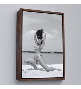 Çerçeveli Leopar Bikinili Bettie Page Duvar Tablosu (Kahverengi)