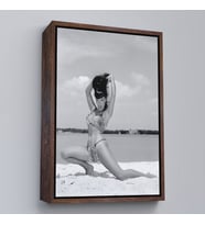 Çerçeveli Leopar Bikinili Bettie Page Duvar Tablosu (Kahverengi)