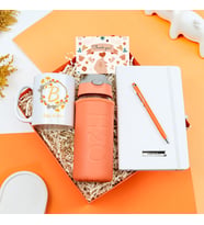 Kişiye Özel Beyaz Defter & Turuncu Touch Pen & Turuncu Çelenk Harf Kupa & Deri Kılıflı Pipetli 500 Ml Cam Matara Hediye Seti