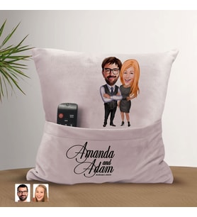 BK Gift Kişiye Özel Sevgililer Karikatür Tasarımlı Organizer Kumanda ve Atıştırmalık Cepli Pembe Kırlent Yastık-100 Arkadaşa Hediye, Cepli Yastık