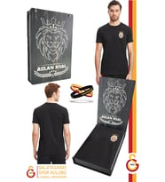 Galatasaray Orijinal Lisanslı Siyah Basic T-Shirt + Bileklik Set Hediyelik Ahşap Kutulu