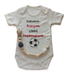 Hoşgeldin Bebek, Yenidoğan Kız Bebek, Siyah Beyaz Babamın Kızıyım Taraftar Badi ve İsimli Emzik Askısı Hediye Seti (Siyah & Beyaz)