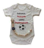 Hoşgeldin Bebek, Yenidoğan Kız Bebek, Siyah Beyaz Babamın Kızıyım Taraftar Badi ve İsimli Emzik Askısı Hediye Seti (Siyah & Beyaz)