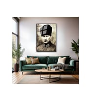Atatürk Görseli Metal Çerçeveli Cam Tablo Dikey Duvar Tablosu Ev Ofis Dekoru Ev Ofis Hediyesi (Siyah)