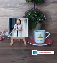 Doktor Fotoğraflı Dekoratif Taş, Ahşap Altlıklı Türk Kahvesi Fincanı Hediye (Model 6)