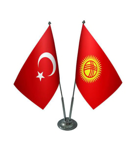 Masa Üstü Kırgızistan Bayrağı Türk Bayrağı İkili Krom Direk Masa Bayrak Seti