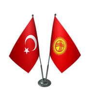 Masa Üstü Kırgızistan Bayrağı Türk Bayrağı İkili Krom Direk Masa Bayrak Seti