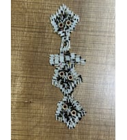 21X6 CM ÜTÜ İLE YAPIŞAN TAŞ VE BONCUK İŞLEME ARMA DEKORATİF APLİKE (Beyaz)