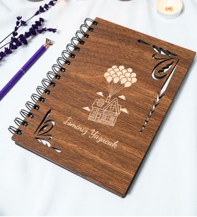 Kişiye Özel Uçan Ev Desenli Ahşap Kapaklı Defter - Ajanda - İsme Özel - A5 60 Yaprak (120 SAYFA) Hediyelik (Gümüş)