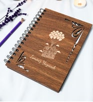 Kişiye Özel Uçan Ev Desenli Ahşap Kapaklı Defter - Ajanda - İsme Özel - A5 60 Yaprak (120 SAYFA) Hediyelik (Gümüş)