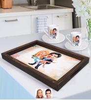 BK Gift Kişiye Özel Evleniyoruz Karikatürlü Doğal Ahşap Tepsi ve 2’li Kahve Fincan Seti-4
