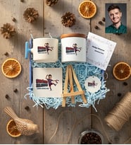 Kişiye Özel Karikatürlü Bordo Mavi Taraftar Hediye Kutusu - Kişiye Özel T Kupa, Seramik Kalemlik, Dekoratif Taş İsimlik, Güneş Anahtarlık Doğum Günü Hediyesi