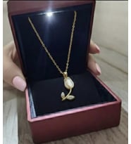 Gold Renk Sedef Detaylı Lale Figürlü Çelik Kolye