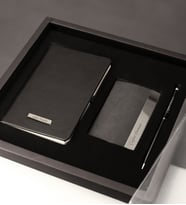 Özel Kutusunda Kişiye Özel Siyah Defter & Kişiye Özel Metal Kalem & Kişiye Özel Deri Kartvizitlik Hediye Seti