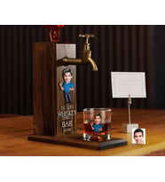 BK Gift Kabartmalı Karikatür Figürlü Musluklu Ahşap İçki Standı ve Viski Bardağı Hediye Seti, Arkadaşa Hediye, Sevgiliye Hediye-6